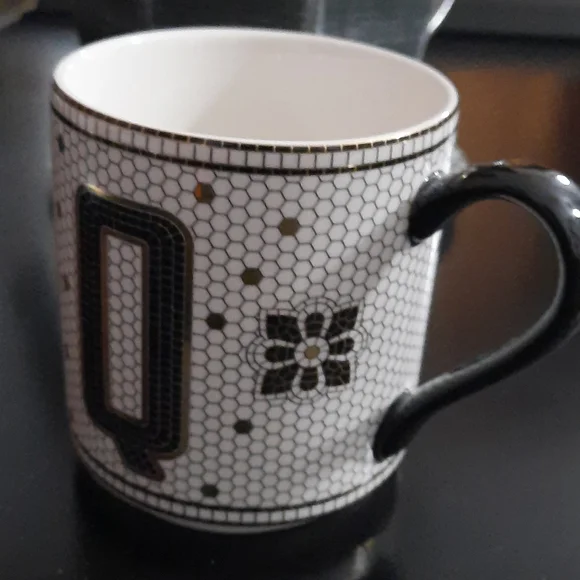 Tiled Margot Monogram Mug Q - Picture 4 of 7